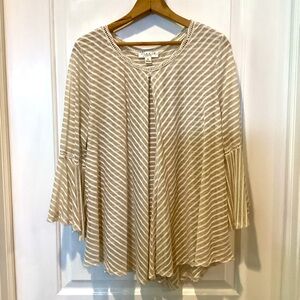 ⛸️Tan  and White Asymmetrical 3/4 Sleeve Blouse